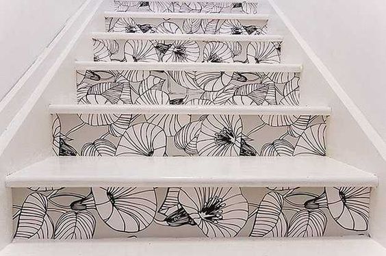 papier peint floral escalier