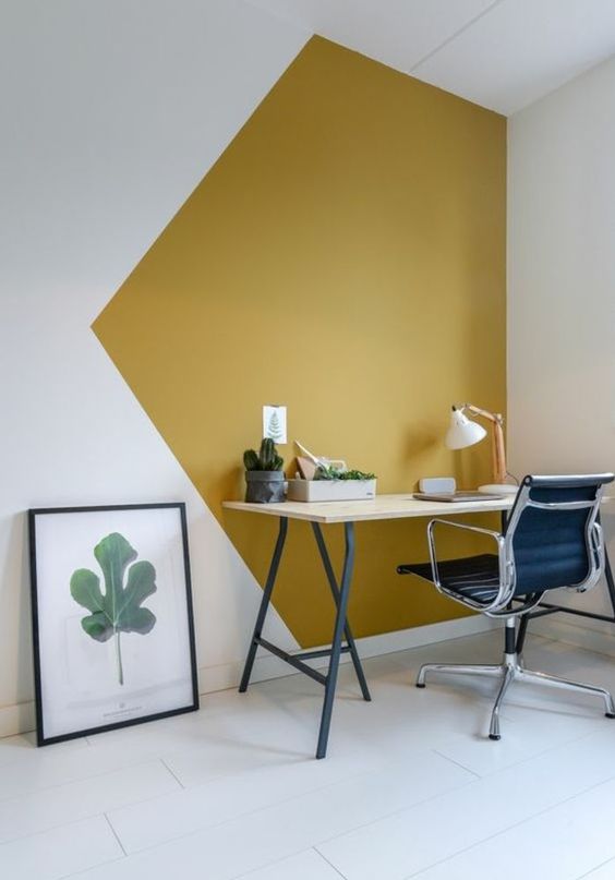 une murale jaune dans un bureau de travail 
